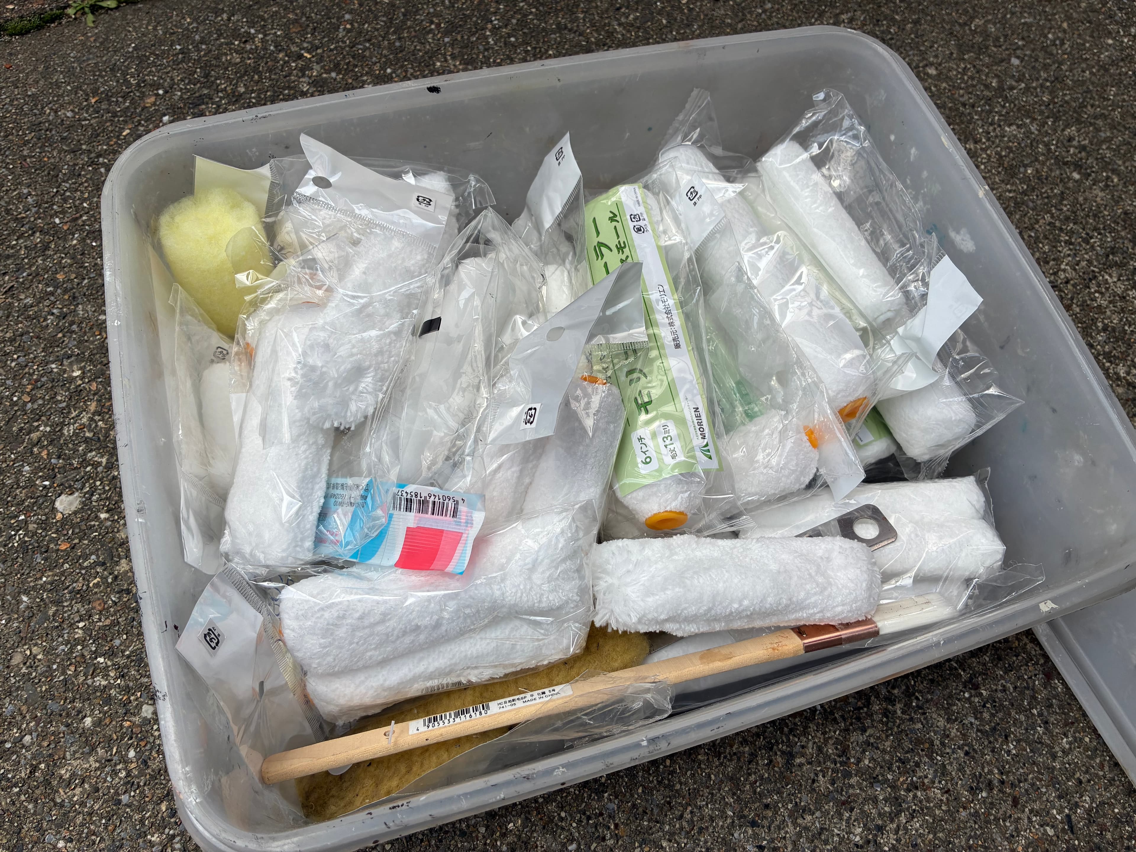 毎回新品のローラーと塗装道具を使用。使い回しによる塗膜の劣化を防ぎます