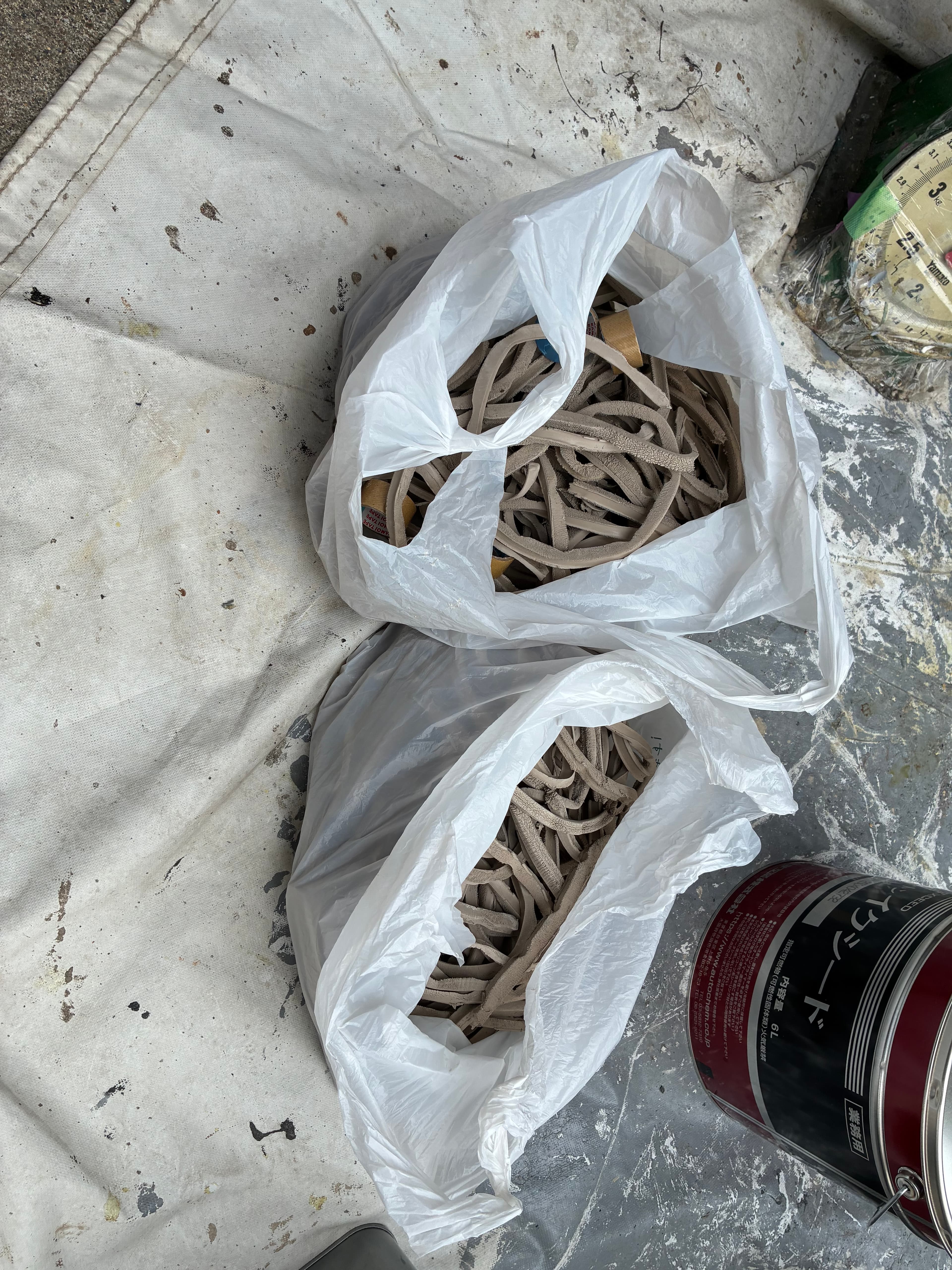 撤去した古いコーキング材。お客様に確認していただいてから廃棄します