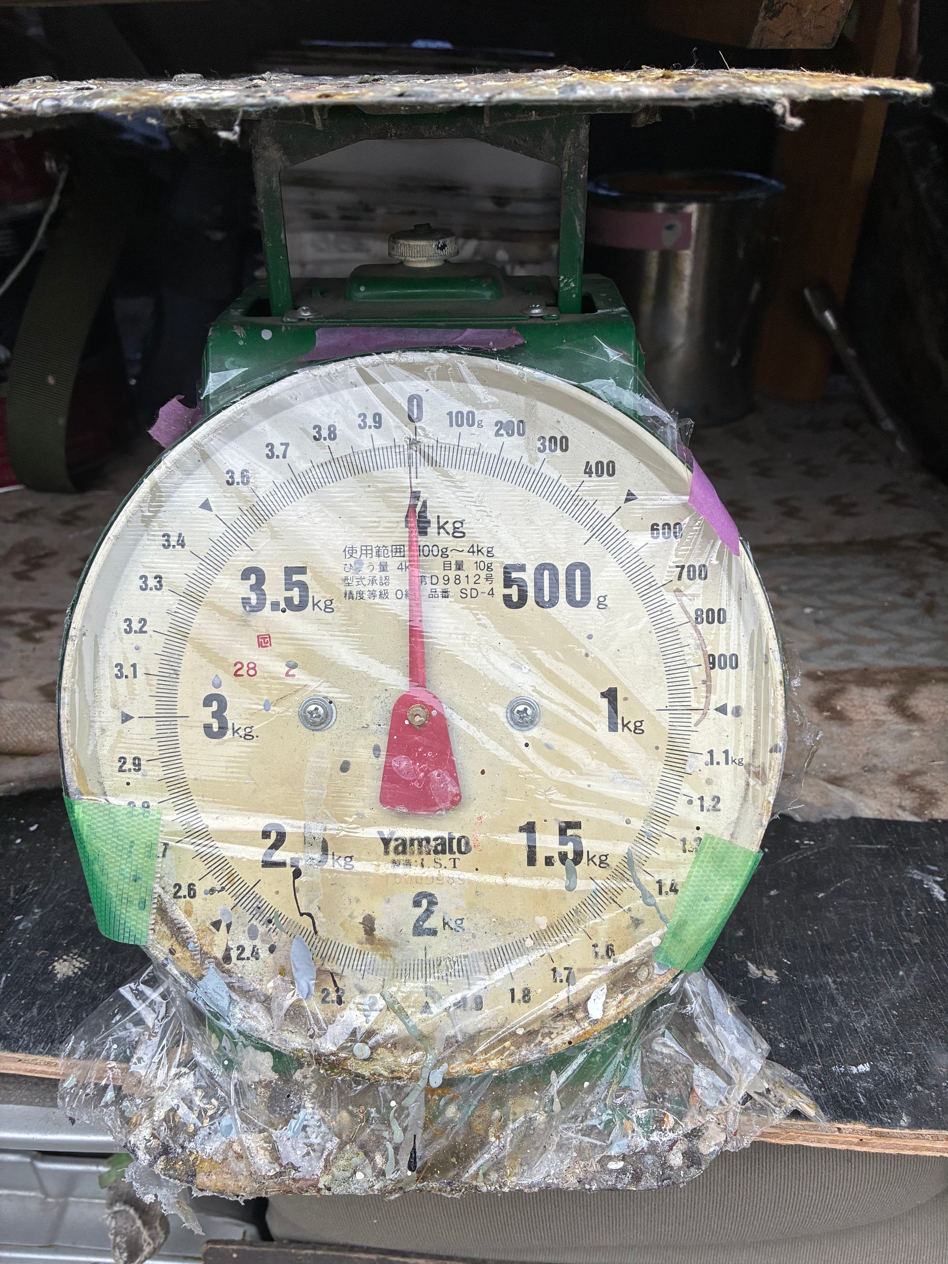 秤を使って塗料の配合比率と希釈率を厳密に管理。品質を保証します